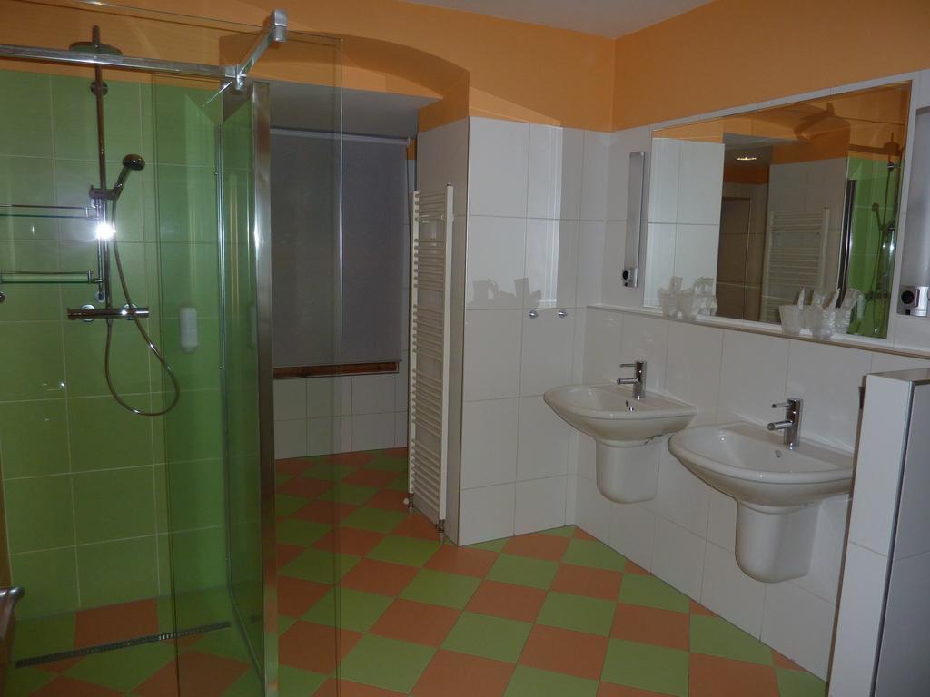 Apartments And Suites Kremnica Quarto foto
