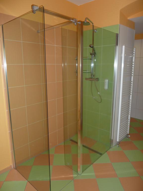 Apartments And Suites Kremnica Quarto foto