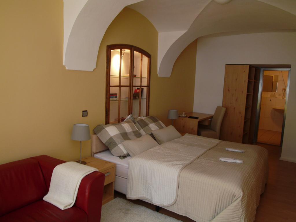 Apartments And Suites Kremnica Quarto foto