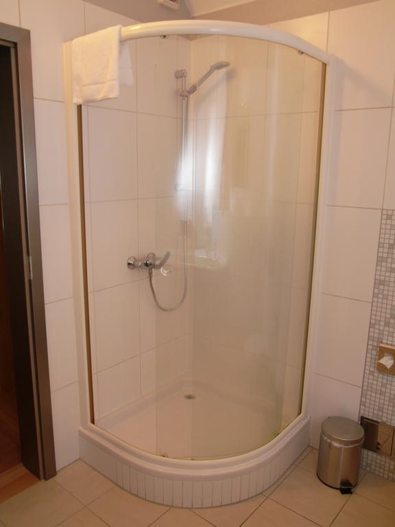 Apartments And Suites Kremnica Quarto foto