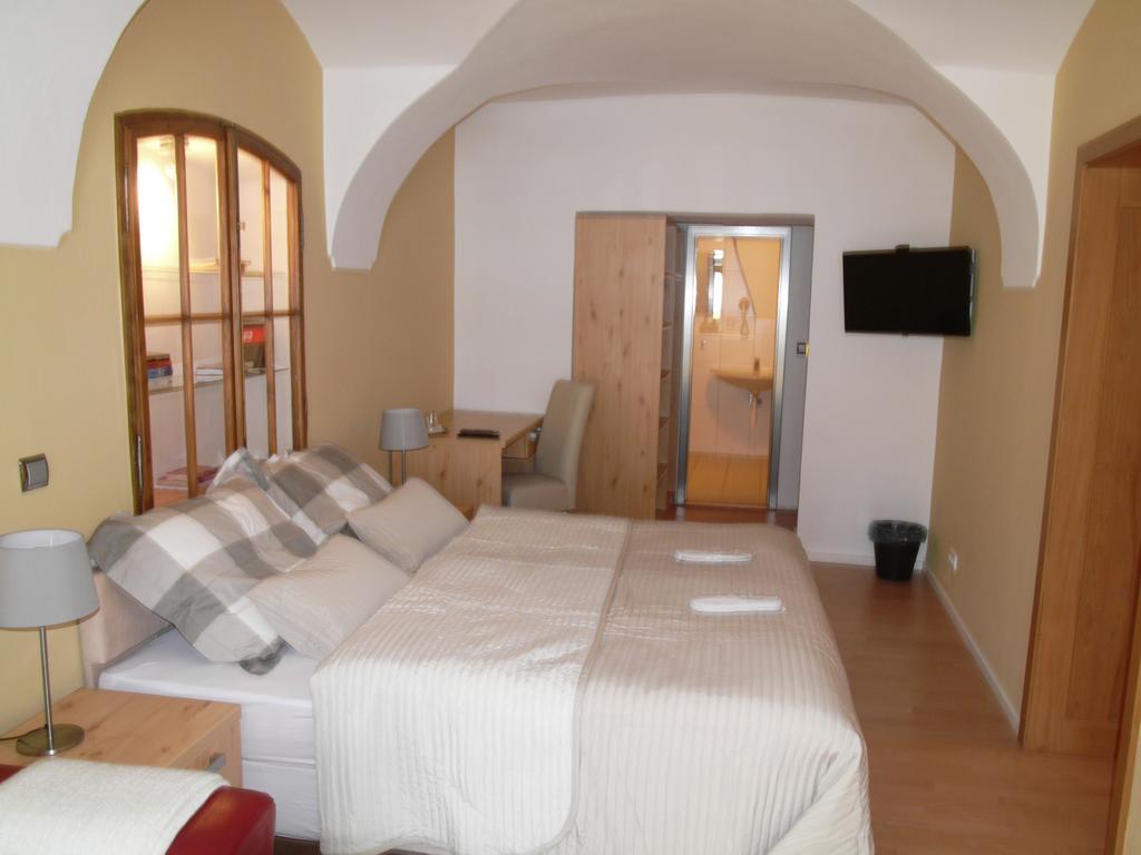 Apartments And Suites Kremnica Quarto foto