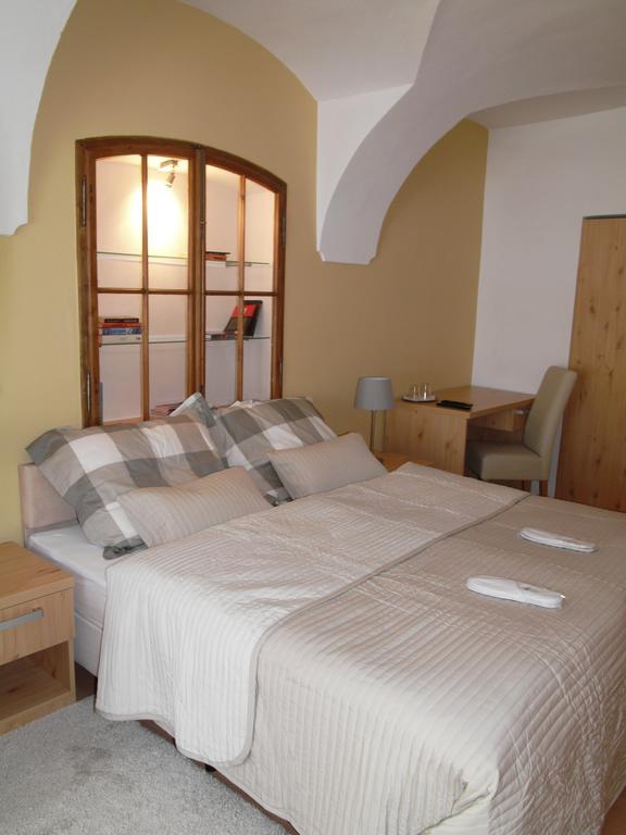 Apartments And Suites Kremnica Quarto foto