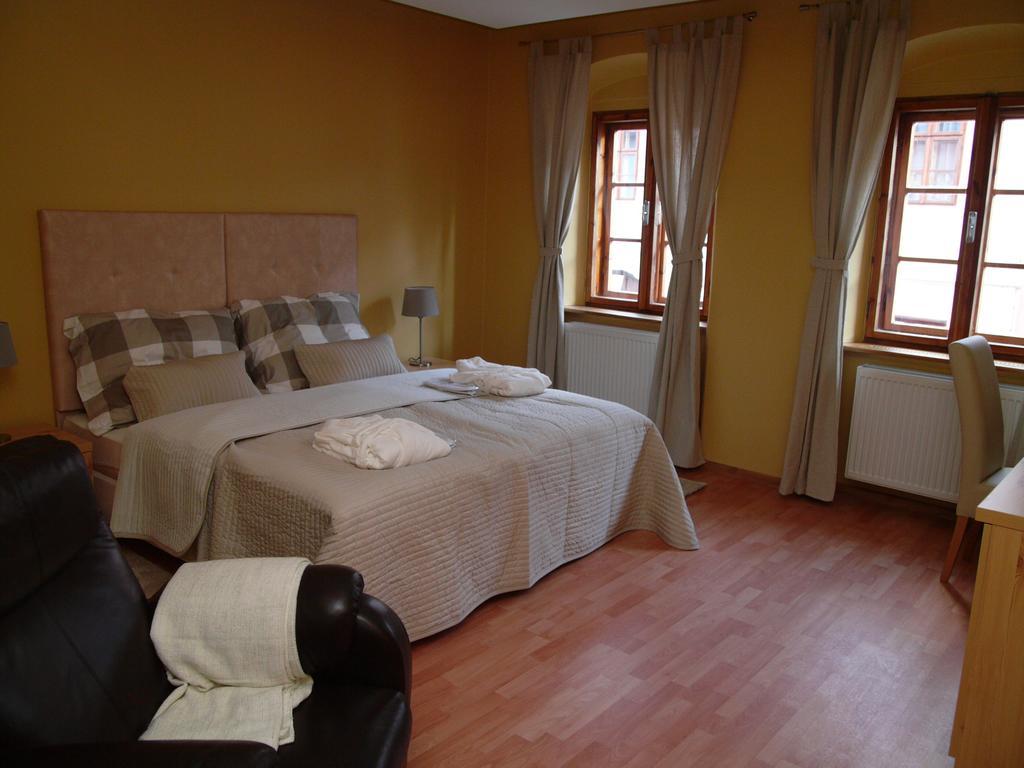 Apartments And Suites Kremnica Quarto foto