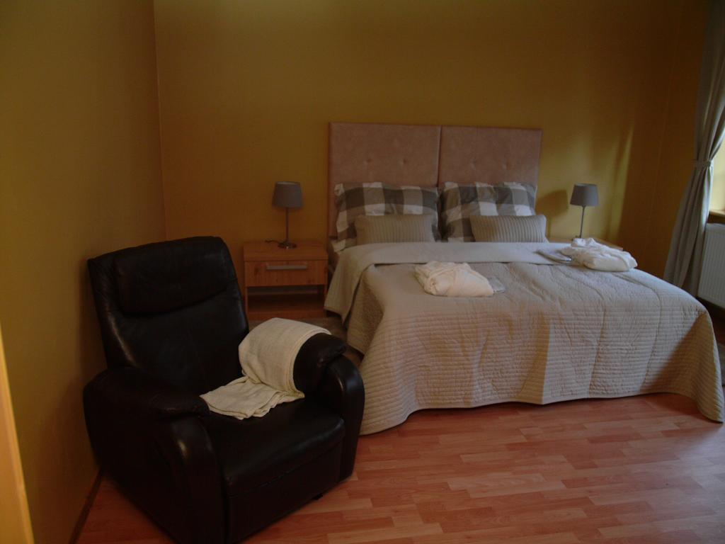 Apartments And Suites Kremnica Quarto foto