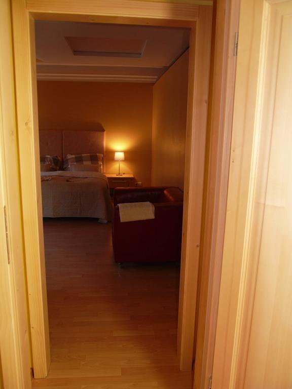 Apartments And Suites Kremnica Quarto foto