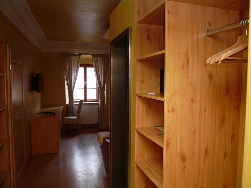 Apartments And Suites Kremnica Quarto foto